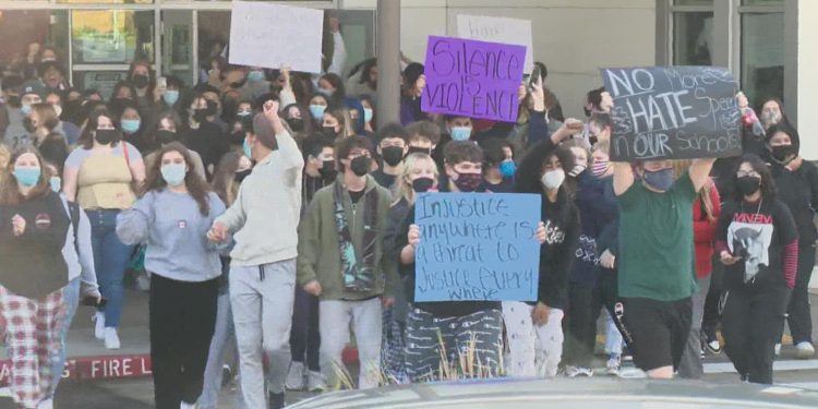 Ratusan Siswa Keluar Kelas untuk Dukung Muslim, Orang Kulit Hitam Melawan Rasisme