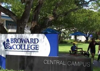 Masih 12 Tahun, Muslimah Ini Berhasil Lulus dari Broward College Florida