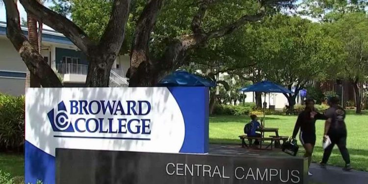 Masih 12 Tahun, Muslimah Ini Berhasil Lulus dari Broward College Florida