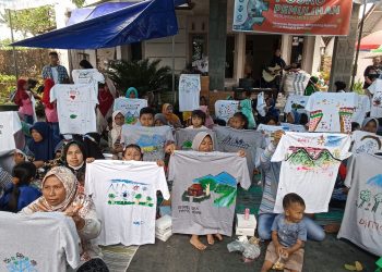 Alumni IPB DAN Gemapalu Gelar Kegiatan Menggambar Bagi Ibu dan Anak Pengungsi Semeru