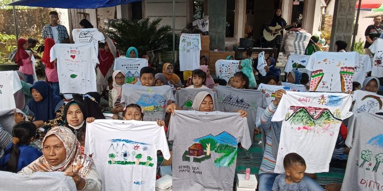 Alumni IPB DAN Gemapalu Gelar Kegiatan Menggambar Bagi Ibu dan Anak Pengungsi Semeru