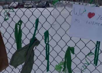 Orang Tua dan Siswa Protes Pencopotan Seorang Guru Muslim Karena Berjilbab