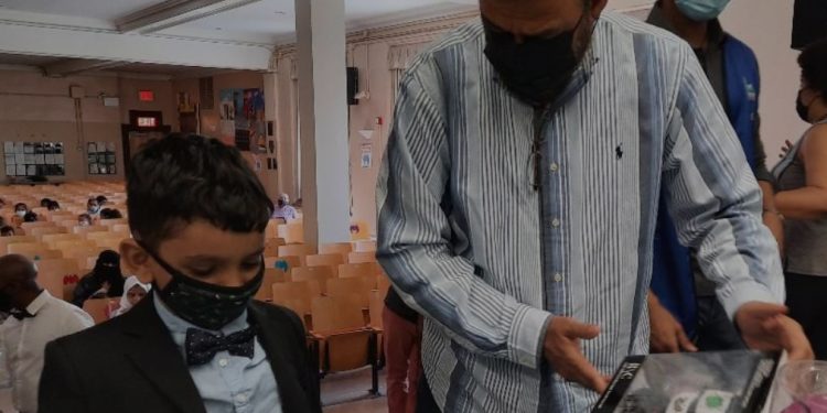 Kelompok Muslim Bagikan Hadiah Natal untuk Anak-anak Detroit