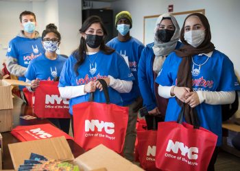 Hadapi Musim Dingin, Islamic Relief USA Bagikan Hadiah Liburan