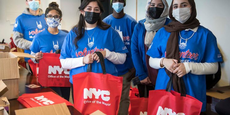 Hadapi Musim Dingin, Islamic Relief USA Bagikan Hadiah Liburan