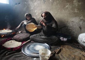 Warga Suriah Gunakan Metode Kuno dalam Pembuatan Roti dalam Krisis Pangan di Idlib
