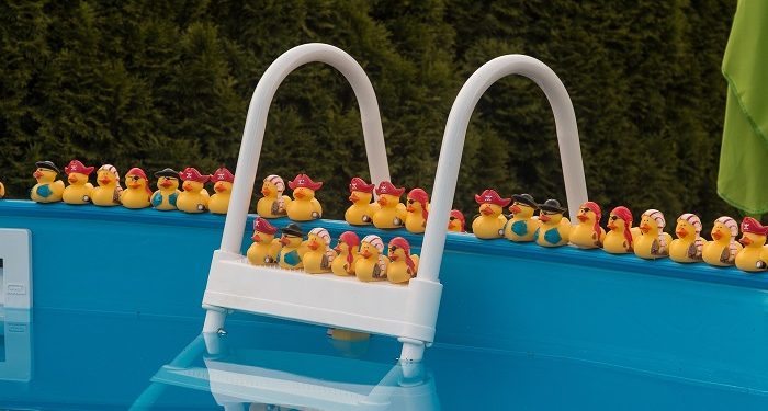 Percikan Air Kencing ke Kolam