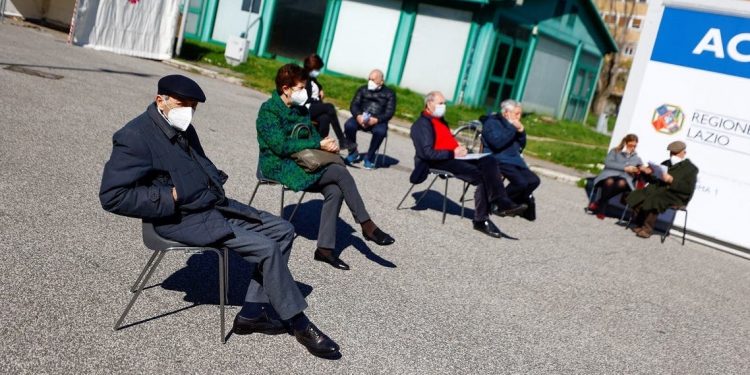 Tolak Disuntik Vaksin Covid, Pria Italia Ini Gunakan Lengan Palsu