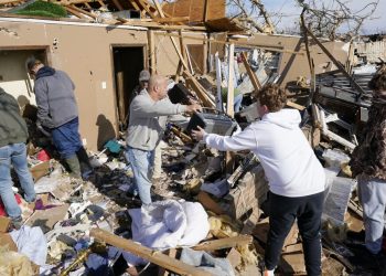 Relawan Muslim Bantu Korban Tornado di Kentucky
