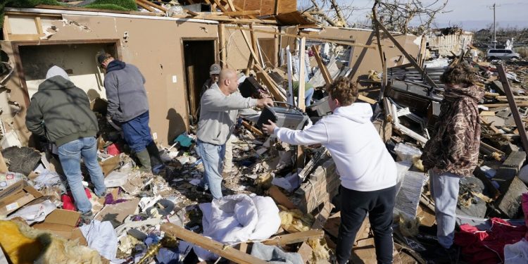 Relawan Muslim Bantu Korban Tornado di Kentucky