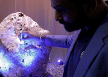 Sri Lanka Pamerkan Batu Safir Biru Alami Terbesar di Dunia