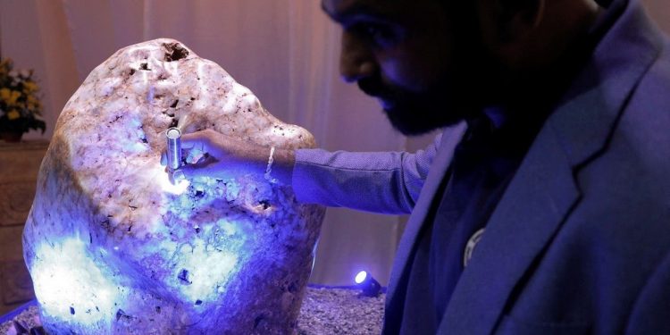 Sri Lanka Pamerkan Batu Safir Biru Alami Terbesar di Dunia