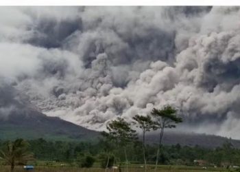 Gunung Semeru Keluarkan Awan Panas Berdampak pada Masyarakat di Kecamatan Pronojiwo, Lumajang