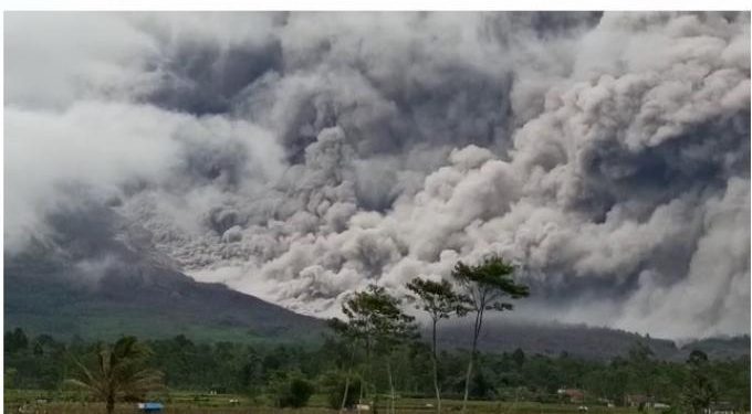 Gunung Semeru Keluarkan Awan Panas Berdampak pada Masyarakat di Kecamatan Pronojiwo, Lumajang