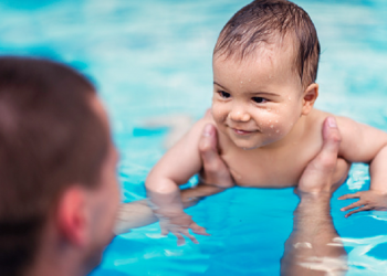 Bayi Usia 6 Bulan Sudah Bisa Diajarkan Berenang Lho, Bund!