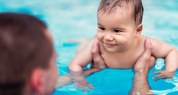 Bayi Usia 6 Bulan Sudah Bisa Diajarkan Berenang Lho, Bund!
