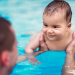 Bayi Usia 6 Bulan Sudah Bisa Diajarkan Berenang Lho, Bund!