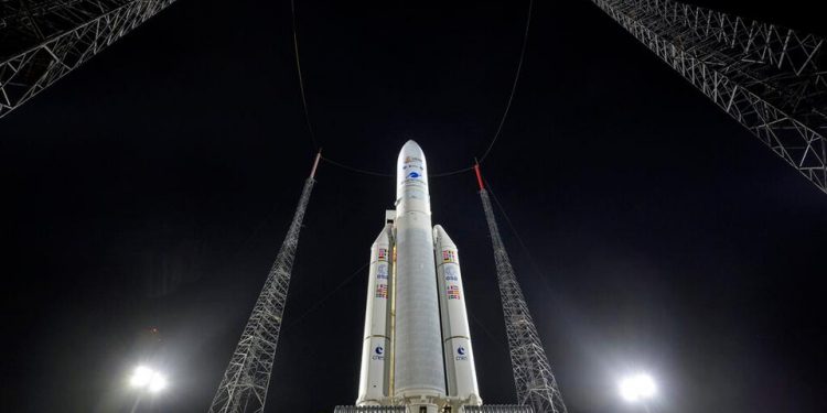 Teleskop NASA Lepas Landas untuk Menemukan Sejarah Kosmik Awal