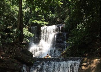 Menikmati Pesona Curug Country yang Disebut Niagara Mini