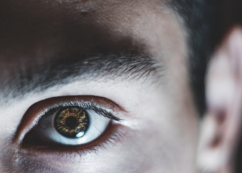 Cara Merawat Mata yang Menggunakan Lensa Kontak