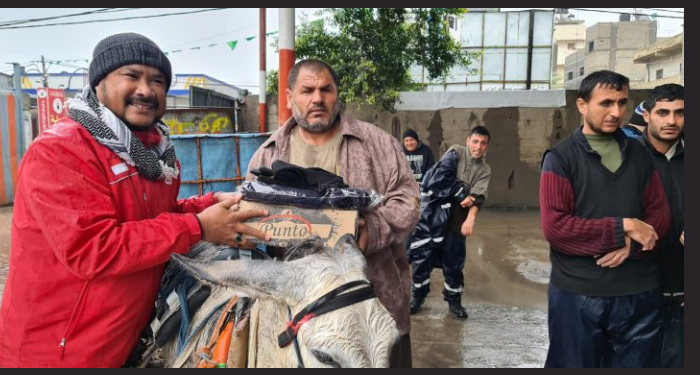 NPC Salurkan 150 Paket Pakaian Musim Dingin kepada Petugas Kebersihan  di Gaza Utara