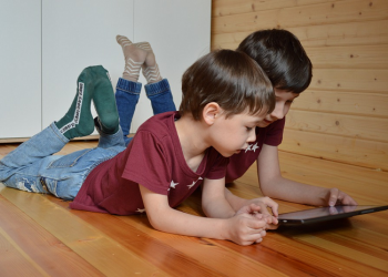 Efek Negatif Screen Time bagi Tumbuh Kembang Balita (Bag.4)