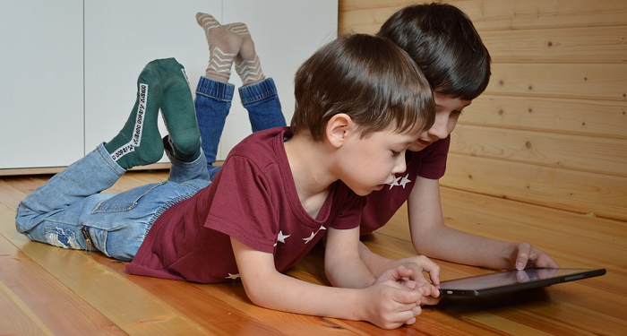 Efek Negatif Screen Time bagi Tumbuh Kembang Balita (Bag.4)