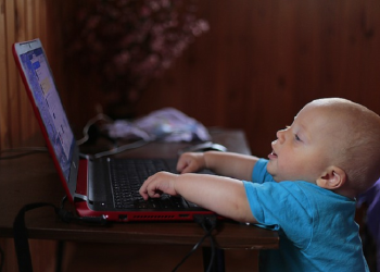 Apakah Screen Time bagi Balita Baik untuk Tumbuh Kembangnya? (Bag.1)