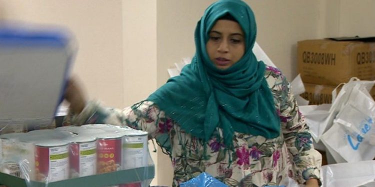 Masjid Birmingham Bagikan 1000 Paket Makanan kepada yang Membutuhkan