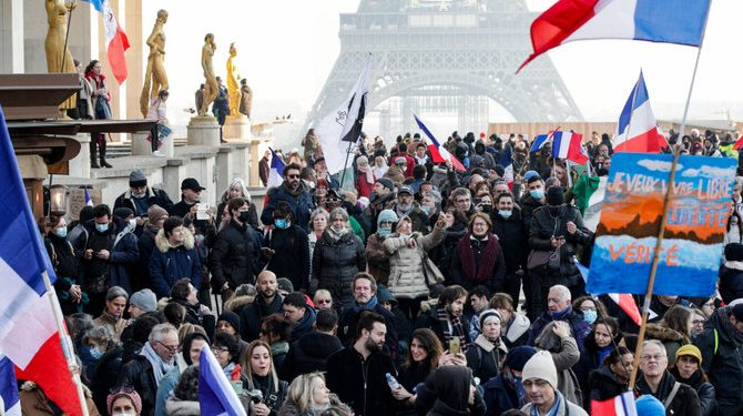 Ribuan Orang Turun ke Jalanan Prancis untuk Lawan Kewajiban Vaksinasi