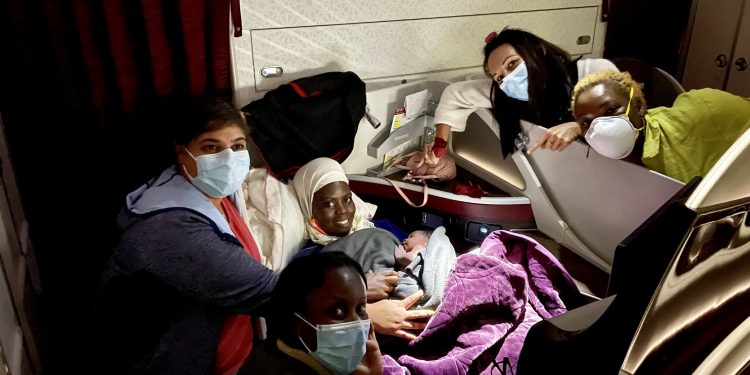 Dokter Muslim Ini Bantu Melahirkan Bayi di Pesawat