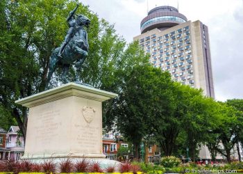 Monumen-monumen Jadi Hijau pada Peringatan Penembakan Quebec