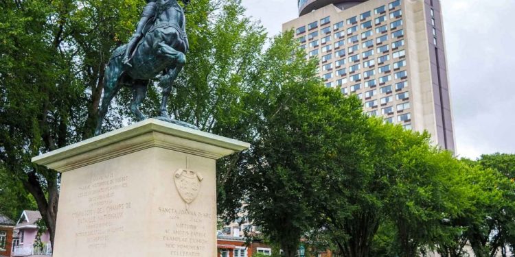 Monumen-monumen Jadi Hijau pada Peringatan Penembakan Quebec