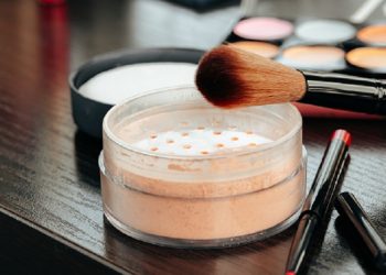 Alasan Dokter Sarankan Bedak Tabur untuk Kulit Berjerawat