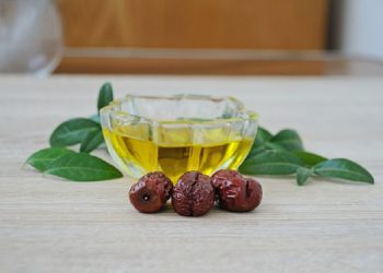 Atasi Minyak Berlebih di Wajah dengan 4 Bahan Alami Ini