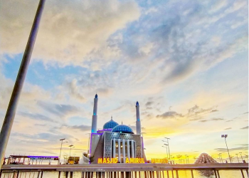 Wisata Religi ke Masjid Terapung Amirul Mukminin di Makasar yang Eksotis