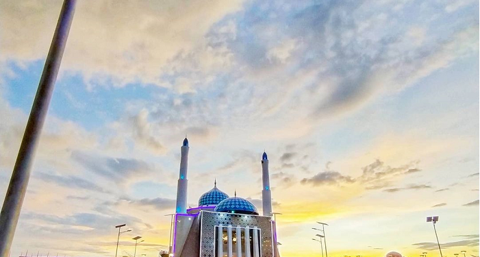 Wisata Religi ke Masjid Terapung Amirul Mukminin di Makasar yang Eksotis