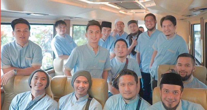 Arie Untung Unggah Kumpulan Suara Artis Saat Kumandangkan Azan, MasyaAllah Merdunya!