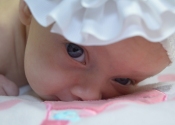 3 Cara Menyendawakan Bayi Ini Penting Banget Lho, Bund!