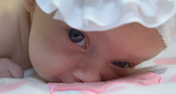 3 Cara Menyendawakan Bayi Ini Penting Banget Lho, Bund!