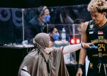 Mengenal Pelatih Wanita Pertama di Kompetisi IBL yang Kerap Berpenampilan Syar’i