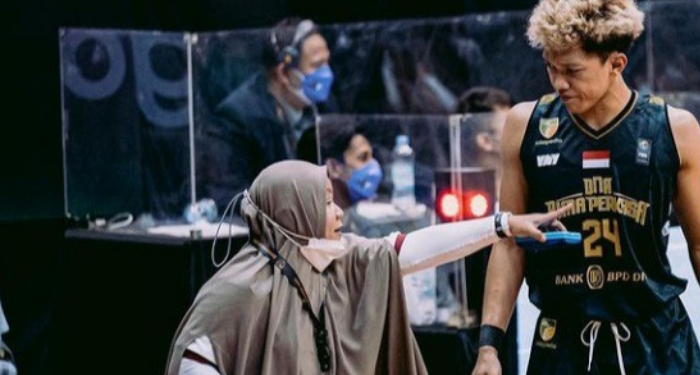 Mengenal Pelatih Wanita Pertama di Kompetisi IBL yang Kerap Berpenampilan Syar’i
