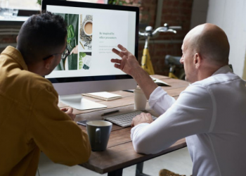 Adab ketika Ada yang Berbicara