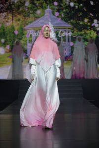 Fanny Saptalia Pamerkan Koleksi Busana Muslim "Falling in Love" di Jakarta Fashion Trend 2022