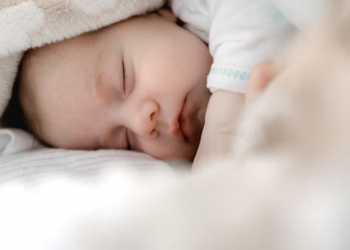 5 Metode Sleep Training untuk Melatih Bayi Tidur Sendiri