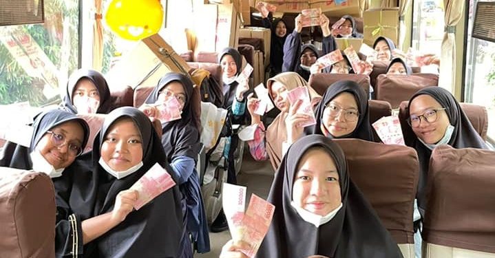 Membandingkan Satu dengan yang Lain