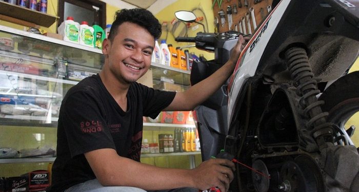 Kisah Nazri, Penyadap Karet yang Kini Mandiri dengan Membuka Usaha Bengkel