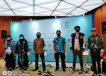 Koleksi Batik Rolla by Andriana Okta x BI Jember di Jakarta Fashion Trend 2022