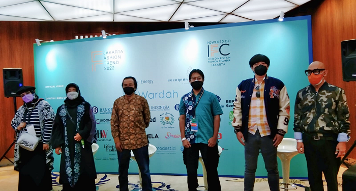 Koleksi Batik Rolla by Andriana Okta x BI Jember di Jakarta Fashion Trend 2022