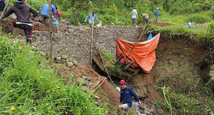 Jembatan di Cianjur Roboh, Warga Masih Sulit Dapatkan Makanan